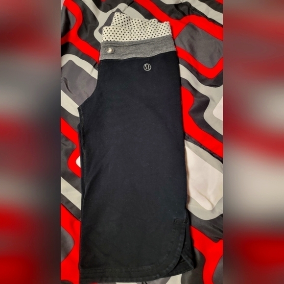 105- Lululemon Flare Capris  Size 4 - Picture 3 of 4